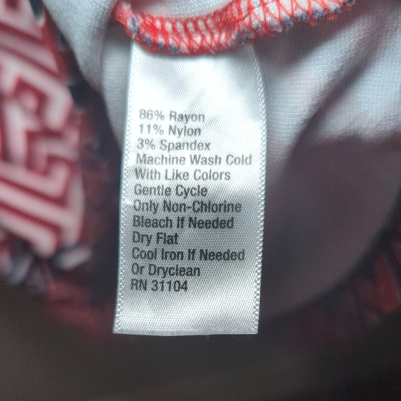 Crown & Ivy Geometric Red, White + Blue Sleeveless Top V-Neck Women's Size L - Picture 3 of 4